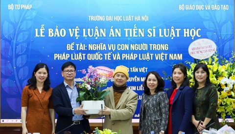 2 năm làm xong tiến sĩ như thượng tọa Thích Chân Quang là ‘siêu phàm’- Ảnh 1. Thượng tọa Thích Chân Quang tại lễ bảo vệ luận án tiến sĩ tại Trường đại học Luật Hà Nội - Ảnh: HLU