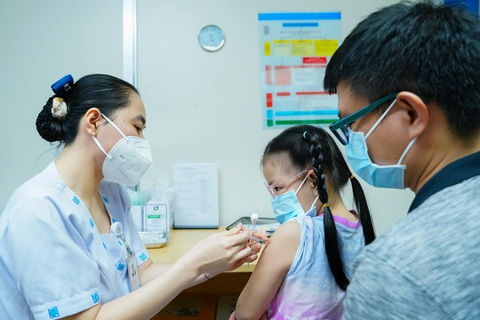 Chương trình tư vấn: Vắc xin trọn đời - tiêm chủng không bao giờ là muộn- Ảnh 3. Tiêm vắc xin đóng vai trò cực kỳ quan trọng trong việc bảo vệ sức khỏe