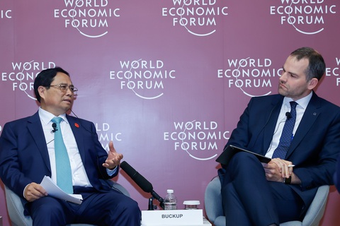 Thủ tướng trả lời loạt câu hỏi của cộng đồng doanh nghiệp khởi nghiệp WEF- Ảnh 1. Thủ tướng trả lời các câu hỏi của cộng đồng doanh nghiệp đổi mới sáng tạo của WEF - Ảnh: ĐOÀN BẮC