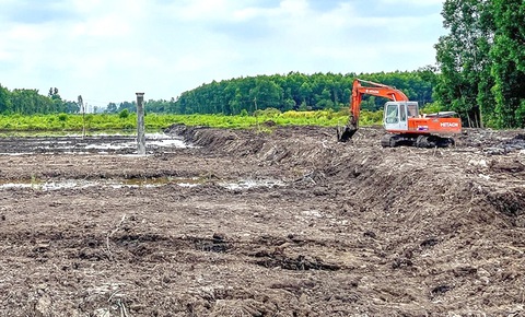 Do thiếu cát nên một số gói thầu tuyến vành đai 3 TP.HCM phải nằm chờ, tại các gói thầu XL10 qua huyện Bình Chánh chủ yếu chỉ có xe múc để dọn dẹp cỏ dại - Ảnh: ĐỨC PHÚ Do thiếu cát nên một số gói thầu tuyến vành đai 3 TP.HCM phải nằm chờ, tại các gói thầu XL10 qua huyện Bình Chánh chủ yếu chỉ có xe múc để dọn dẹp cỏ dại - Ảnh: ĐỨC PHÚ