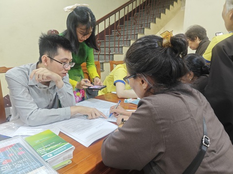 Nhiều người dân đã đăng ký hiến mô, tạng cứu người tại lễ phát động - Ảnh: D.LIỄU Nhiều người dân đã đăng ký hiến mô, tạng cứu người tại lễ phát động - Ảnh: D.LIỄU
