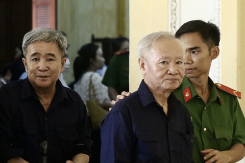 Trả hồ sơ vụ cựu giám đốc Quỹ tín dụng Nhà Bè gây thiệt hại 16,6 tỉ đồng- Ảnh 1. Ông Phạm Văn Đứng (bên phải) và ông Trần Ngọc Sơn (bên trái) tại phiên tòa - Ảnh: KHẮC HIẾU