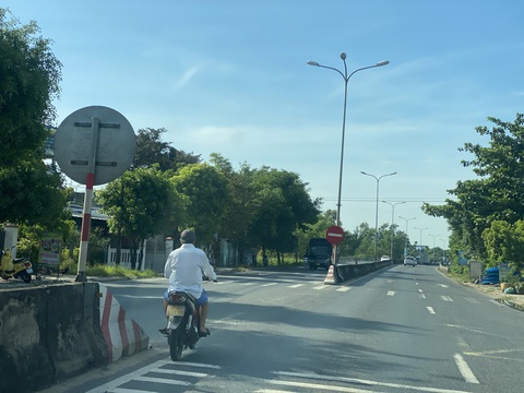 Ớn lạnh vì quốc lộ 1 qua Quảng Nam không có làn xe thô sơ?- Ảnh 3. Người dân đang di chuyển dọc quốc lộ 1 trong nơm nớp lo tai nạn vì không có làn xe thô sơ - Ảnh: B.D.