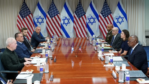 Bộ trưởng Quốc phòng Mỹ Lloyd Austin và người đồng cấp Israel Yoav Gallant gặp nhau tại Lầu Năm Góc vào ngày 25-6 - Ảnh: REUTERS Bộ trưởng Quốc phòng Mỹ Lloyd Austin và người đồng cấp Israel Yoav Gallant gặp nhau tại Lầu Năm Góc vào ngày 25-6 - Ảnh: REUTERS