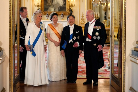 Nhật hoàng Naruhito và hoàng hậu - Ảnh: REUTERS Nhật hoàng Naruhito và Hoàng hậu Masako chụp ảnh cùng Vua Charles và Hoàng hậu Camila trước quốc yến ngày 25-6 tại Anh - Ảnh: REUTERS