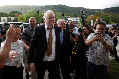Nhà sáng lập WikiLeaks Julian Assange xuất hiện tại tòa án ở đảo Saipan vào ngày 26-6 - Ảnh: REUTERS Nhà sáng lập WikiLeaks Julian Assange xuất hiện tại tòa án ở đảo Saipan vào ngày 26-6 - Ảnh: REUTERS