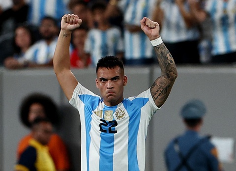 Argentina giành vé đầu tiên vào tứ kết Copa America 2024- Ảnh 1. Lautaro Martínez ghi bàn thắng duy nhất giúp Argentina chiến thắng và giành vé vào tứ kết - Ảnh: Reuters