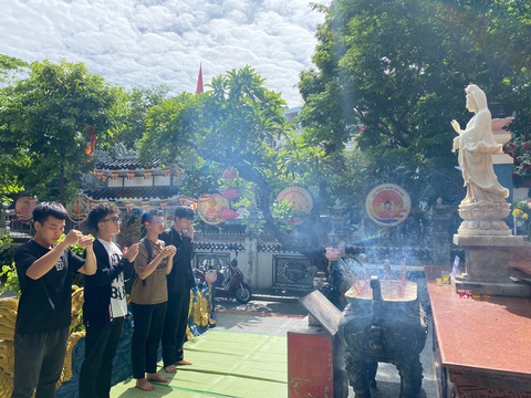 Sĩ tử rủ nhau lên chùa cầu may trước kỳ thi tốt nghiệp- Ảnh 4. Nhiều sĩ tử cầu mong may mắn trong kỳ thi quan trọng sắp tới - Ảnh: THANH NGUYÊN
