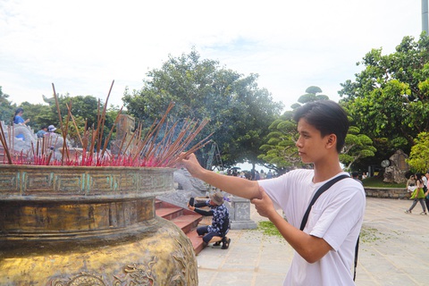 Sĩ tử rủ nhau lên chùa cầu may trước kỳ thi tốt nghiệp- Ảnh 2. Nhiều học sinh đi chùa cầu may trước ngày thi để tự tin hơn - Ảnh: THANH NGUYÊN