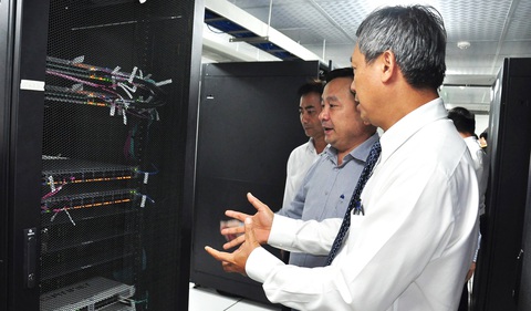 Quảng Nam ban hành kế hoạch triển khai đề án về chuyển đổi số- Ảnh 2. Lãnh đạo tỉnh tham quan Trung tâm tích hợp dữ liệu - Ảnh: A.V