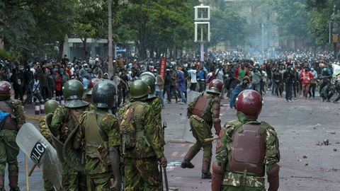 Người biểu tình ném đá vào lực lượng an ninh Kenya trong cuộc biểu tình ở trung tâm thủ đô Nairobi ngày 25-6 - Ảnh: CNN/AFP Người biểu tình ném đá vào lực lượng an ninh Kenya trong cuộc biểu tình ở trung tâm thủ đô Nairobi ngày 25-6 - Ảnh: CNN/AFP