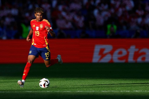 Tây Ban Nha có thể bị phạt nặng vì Yamal đá khuya tại Euro 2024- Ảnh 1. Cầu thủ 16 tuổi Lamine Yamal khoác áo tuyển Tây Ban Nha tại Euro 2024