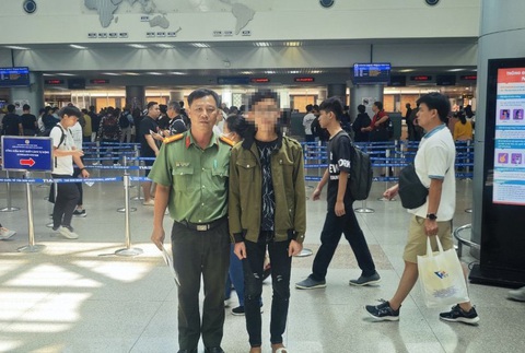 Hỗ trợ đưa một thiếu niên Trung Quốc bị bỏ rơi ở Kiên Giang về nước- Ảnh 1. Công an tỉnh Kiên Giang hỗ trợ đưa Zheng Huanyi đến sân bay Tân Sơn Nhất ở TP.HCM để về nước - Ảnh: TIẾN MINH