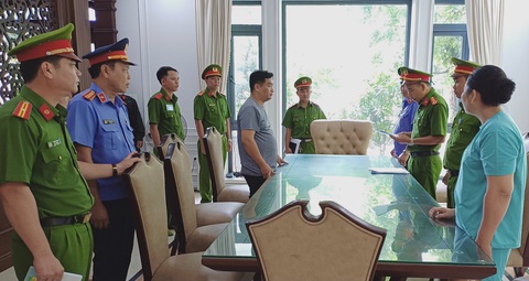 Vụ phân lô, nền trái phép Phú Quốc: Bắt thêm 1 người lừa đảo chiếm đoạt tài sản- Ảnh 1. Công an tỉnh Kiên Giang bắt tạm giam Đạt về hành vi lừa đảo chiếm đoạt tài sản - Ảnh: HOÀNG ĐÔ