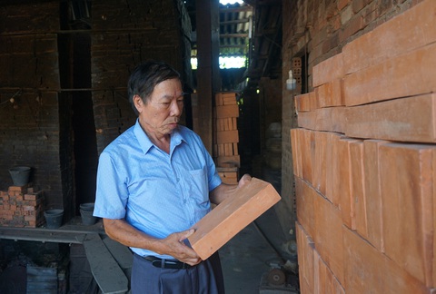 Một người dân 'độc quyền' làm ra loại gạch cổ trùng tu thánh địa Mỹ Sơn- Ảnh 2. Ông Quá với loại gạch cổ mà chỉ mình ông làm nổi để phục vụ trùng tu Mỹ Sơn - Ảnh: NGUYỄN VĂN THỌ