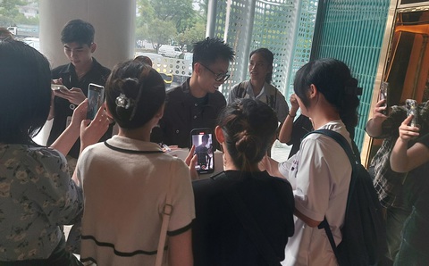 Rapper Rhymastic với các bạn trẻ trong buổi ra mắt Anh trai vượt ngàn chông gai - Ảnh: HOÀNG LÊ Rapper Rhymastic với các bạn trẻ trong buổi ra mắt Anh trai vượt ngàn chông gai - Ảnh: HOÀNG LÊ