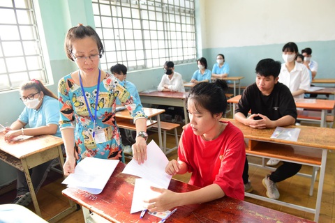 Kỳ thi tốt nghiệp THPT 2024: TP.HCM có 463 điểm 10- Ảnh 1. Thí sinh thi tốt nghiệp THPT năm 2024 tại TP.HCM ghi nhận hơn 460 điểm 10 ở tất cả các môn - Ảnh: NHƯ HÙNG