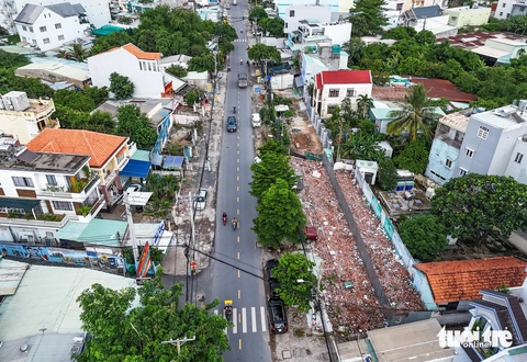 Bàn giao mặt bằng và kỳ vọng về con đường Nguyễn Thị Định- Ảnh 1. Nhìn từ trên cao có thể dễ dàng thấy hàng loạt nhà dân đã xây lùi vào trong, sẵn sàng bàn giao mặt bằng để mở rộng đường Nguyễn Thị Định - Ảnh: CHÂU TUẤN