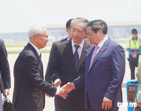 Thủ tướng Phạm Minh Chính đến thủ đô Bắc Kinh- Ảnh 1. Đại sứ Trung Quốc tại Việt Nam Hùng Ba đón Thủ tướng tại sân bay - Ảnh: NGỌC AN