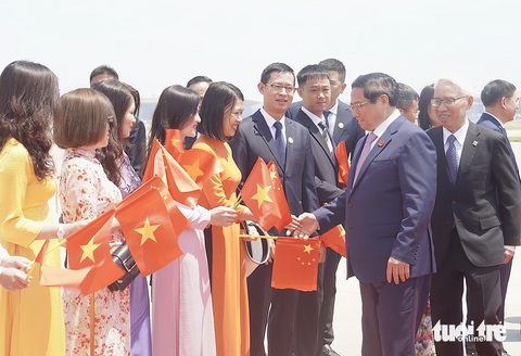 Thủ tướng Phạm Minh Chính đến thủ đô Bắc Kinh- Ảnh 3. Các cán bộ, nhân viên Đại sứ quán đón Thủ tướng tại sân bay - Ảnh: NGỌC AN