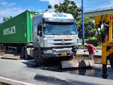Tai nạn liên hoàn 4 xe trên xa lộ Hà Nội, kẹt xe 3km- Ảnh 3. Xe contaienr trong vụ tai nạn ủi vào con lươn - Ảnh: MINH HÒA