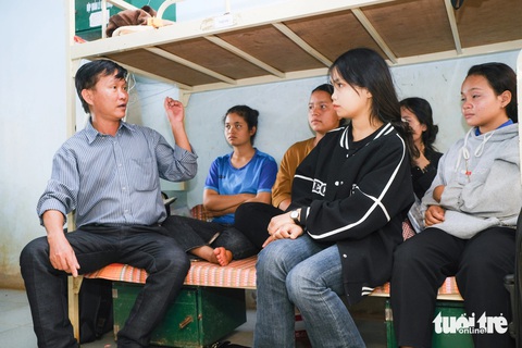 Chính quyền hỗ trợ tiền động viên thí sinh thi tốt nghiệp THPT- Ảnh 1. Thầy Nguyễn Ngọc Sơn - hiệu trưởng Trường THCS - THPT Kpă Klơng, huyện Mang Yang, Gia Lai - căn dặn các thí sinh người Ba Na trước kỳ thi tốt nghiệp THPT 2024 - Ảnh: TẤN LỰC