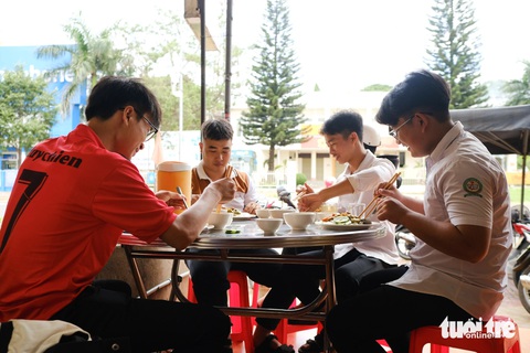 Chính quyền hỗ trợ tiền động viên thí sinh thi tốt nghiệp THPT- Ảnh 2. Nguồn tiền hỗ trợ của chính quyền giúp các thí sinh khó khăn tỉnh Gia Lai trang trải chi phí ăn uống, đi lại những ngày dự thi - Ảnh: TẤN LỰC