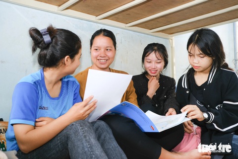 Chính quyền hỗ trợ tiền động viên thí sinh thi tốt nghiệp THPT- Ảnh 3. Thí sinh tỉnh Gia Lai đến địa điểm nội trú, tranh thủ kiểm tra hồ sơ giấy tờ trước khi bước vào kỳ thi - Ảnh: TẤN LỰC