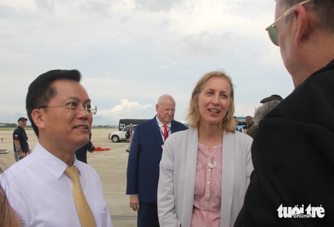 Hồi hương hài cốt quân nhân Mỹ từ sân bay Đà Nẵng- Ảnh 5. Thứ trưởng Hà Kim Ngọc và bà Susan Burn - Ảnh: TRƯỜNG TRUNG