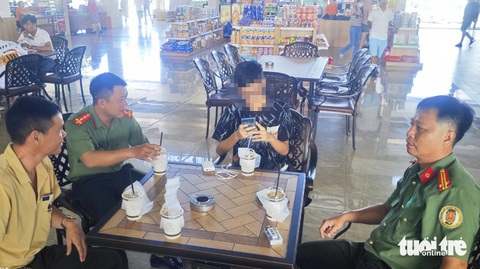 Hỗ trợ đưa một thiếu niên Trung Quốc bị bỏ rơi ở Kiên Giang về nước- Ảnh 4. Cán bộ, chiến sĩ Công an tỉnh Kiên Giang ngồi nghỉ ngơi, ăn uống chờ Zheng Huanyi lên máy bay - Ảnh: TIẾN MINH