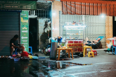 Đi ăn hàng quán gặp quán ăn bẩn, nhắm mắt ăn bằng niềm tin- Ảnh 1. Một quán ăn đêm rửa chén dĩa trên mặt đường, xà bông nhớp nháp tràn ra cả chỗ để những hộp xốp đựng thức ăn mang đi - Ảnh: THANH HIỆP