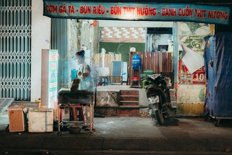 Đi ăn hàng quán gặp quán ăn bẩn, nhắm mắt ăn bằng niềm tin- Ảnh 4. Nướng thịt ngay bên thùng đựng rác - Ảnh: THANH HIỆP