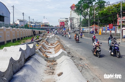 Hình ảnh 4 dự án cầu đường ‘chạy nước rút’ kết nối sân bay Tân Sơn Nhất- Ảnh 3. Tại dự án nâng cấp mở rộng đường Hoàng Hoa Thám (nối đường Cộng Hòa đến nhà ga T3), đơn vị thi công tập kết vật liệu xây dựng, ống nước,... bên đường - Ảnh: VIỄN PHONG