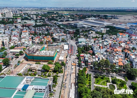 Hình ảnh 4 dự án cầu đường ‘chạy nước rút’ kết nối sân bay Tân Sơn Nhất- Ảnh 6. Dự án xây dựng đường nối Trần Quốc Hoàn (kết nối trực tiếp luồng giao thông từ hướng công viên Hoàng Văn Thụ, đường Trường Chinh vào nhà ga T3 Tân Sơn Nhất). Đến nay khối lượng xây dựng đạt hơn 50% - Ảnh: CHÂU TUẤN
