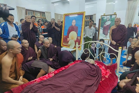 Các sư tại nơi sư Sayadaw Bhaddanta Munindabhivamsa từng tu tập tập trung bên di hài vị trụ trì quá cố - Ảnh: IRRAWADDY Các sư tại nơi sư Sayadaw Bhaddanta Munindabhivamsa từng tu tập tập trung bên di hài vị trụ trì quá cố - Ảnh: IRRAWADDY