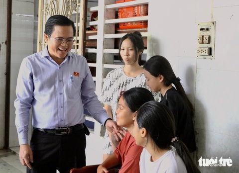 Thủ Đức rà soát, cấp giấy tờ tùy thân cho các nhân khẩu đặc biệt- Ảnh 1. Ông Cao Thanh Bình (trưởng Ban Văn hóa Xã hội, Hội đồng nhân dân TP.HCM) đến khảo sát tại Trung tâm Bảo trợ trẻ em trên địa bàn TP Thủ Đức - Ảnh: KHẮC HIẾU