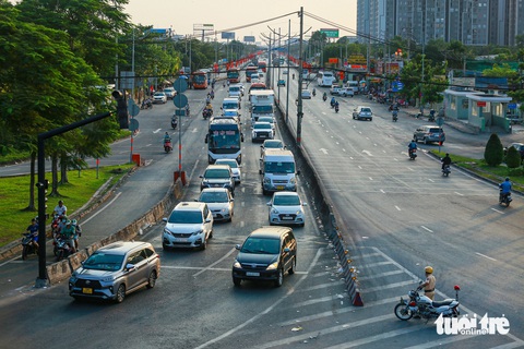 TP.HCM giảm dần đèn giao thông đếm ngược để ngăn xe vượt 2-3 giây- Ảnh 1. Việc thí điểm gắn đèn giao thông không đếm ngược ở TP.HCM để giảm tình trạng vượt ẩu, giảm tai nạn giao thông - Ảnh: CHÂU TUẤN