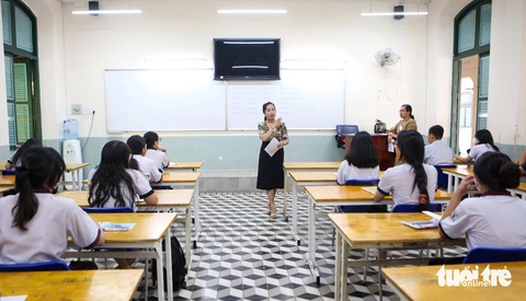 TP.HCM: 1 thí sinh phải nằm làm bài thi tốt nghiệp THPT- Ảnh 1. Cán bộ coi thi phổ biến quy chế thi tốt nghiệp THPT cho các thí sinh ở điểm thi THPT Lê Quý Đôn (quận 3, TP.HCM), trong buổi làm thủ tục thi chiều 26-6 - Ảnh: PHƯƠNG QUYÊN