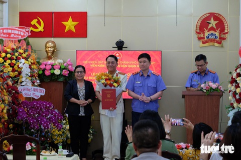 Ông Trần Minh Ngọc làm viện trưởng Viện kiểm sát quận Gò Vấp- Ảnh 1. Ông Trần Minh Ngọc nhận quyết định làm viện trưởng Viện kiểm sát nhân dân Gò Vấp - Ảnh: ĐAN THUẦN