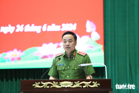 Chuyên án ma túy 'tiếp viên hàng không': Công an TP.HCM đã khởi tố gần 1.000 bị can- Ảnh 1. Thiếu tướng Mai Hoàng, phó giám đốc Công an TP.HCM, phát biểu tại hội nghị - Ảnh: MINH HÒA