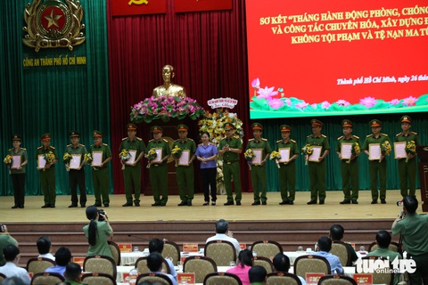 Chuyên án ma túy 'tiếp viên hàng không': Công an TP.HCM đã khởi tố gần 1.000 bị can- Ảnh 3. Nhiều cá nhân, tổ chức được Công an TP.HCM trao thư khen có thành tích xuất sắc trong công tác đấu tranh phòng chống ma túy - Ảnh: MINH HÒA