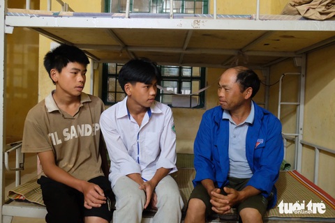 Ông Pao và hai con trai được nhà trường sắp xếp cho ở cùng một phòng ký túc xá - Ảnh: NGUYÊN BẢO Ông Pao và hai con trai được nhà trường sắp xếp cho ở cùng một phòng ký túc xá - Ảnh: NGUYÊN BẢO