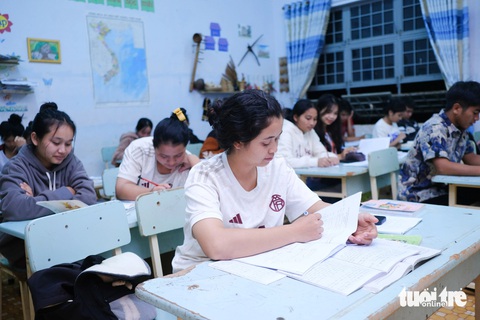 Thí sinh ôn tập nước rút trong đêm trước ngày thi- Ảnh 3. Các thí sinh Trường THCS - THPT Kpă Klơng ôn bài trong đêm cuối trước ngày thi - Ảnh: TẤN LỰC