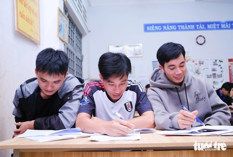 Thí sinh ôn tập nước rút trong đêm trước ngày thi- Ảnh 4. Ba cậu học trò Hòa, Dụng, Duân ôn bài cho ngày thi đầu tiên - Ảnh: TẤN LỰC