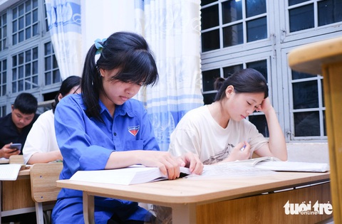 Thí sinh ôn tập nước rút trong đêm trước ngày thi- Ảnh 2. Những thí sinh ở nội trú tại Trường trung học phổ thông Dân tộc nội trú huyện Mang Yang học bài trước ngày thi - Ảnh: TẤN LỰC