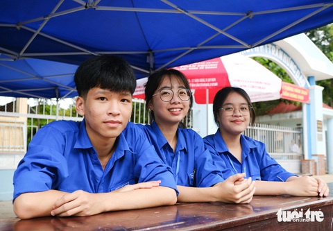 Thí sinh ôn tập nước rút trong đêm trước ngày thi- Ảnh 6. Từ chiều 26-6, các điểm tiếp sức mùa thi của Tỉnh đoàn Gia Lai đã vào vị trí tại các điểm thi trong tỉnh - Ảnh: TẤN LỰC