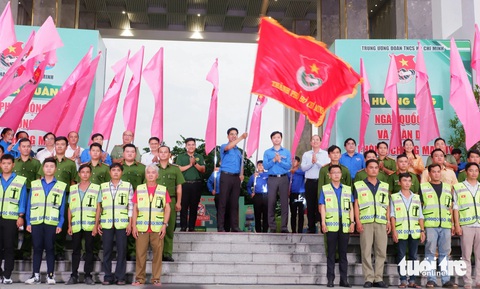 Tuổi trẻ ra quân tuần tra phòng chống ma túy, tệ nạn xã hội- Ảnh 2. Lãnh đạo Trung ương và TP.HCM trao cờ xuất quân đội hình tuần tra phòng chống ma túy và tệ nạn xã hội - Ảnh: K.ANH