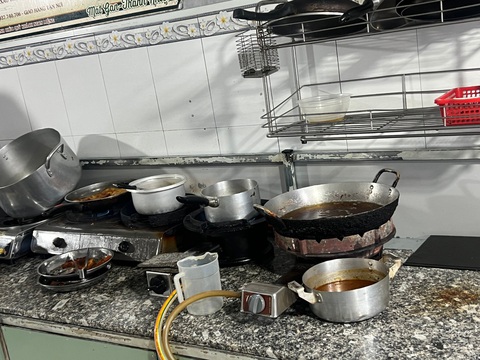 Đi ăn hàng quán gặp quán ăn bẩn, nhắm mắt ăn bằng niềm tin- Ảnh 5. Bên trong bếp của quán cơm gà trên đường Huỳnh Tấn Phát (quận 7), dầu ăn đen kịt, đồ dùng ngổn ngang không có nắp đậy - Ảnh: AN VI