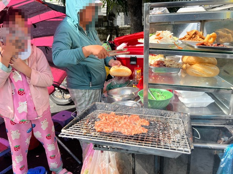 Đi ăn hàng quán gặp quán ăn bẩn, nhắm mắt ăn bằng niềm tin- Ảnh 6. Xe bánh mì ở Khu chế xuất Tân Thuận (quận 7) nướng thịt trên vỉ nướng đã ám đầy dầu mỡ và thịt khét đóng thành lớp - Ảnh: AN VI