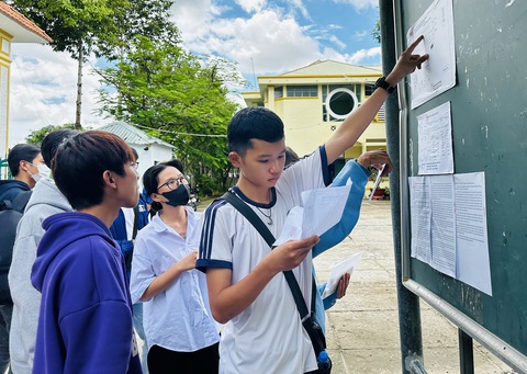 Hơn 1 triệu thí sinh làm thủ tục thi tốt nghiệp THPT- Ảnh 7. Các thí sinh xem sơ đồ phòng thi tại điểm Trường THPT Thiên Hộ Dương, tỉnh Đồng Tháp. Năm nay Đồng Tháp có hơn 16.500 thí sinh dự thi. Tại các điểm thi có thanh niên tình nguyện đưa đón thí sinh, hỗ trợ các vật dụng như viết, thước, bút chì, gôm... - Ảnh: ĐẶNG TUYẾT
